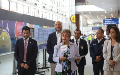 Ministra de Obras Públicas informa que más de 430 mil personas viajarán por el Aeropuerto de Santiago durante el fin de semana largo de Año Nuevo.