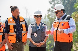 Subsecretario MOP y Ministra Aguilera supervisan obras de cortafuegos que se realizan en la Región Metropolitana.