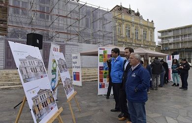 Iquiqueños optan por el gris perla para la fachada de su Teatro Municipal