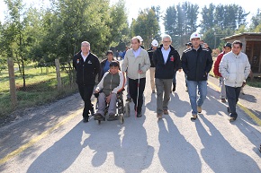 Ministro Fontaine inspecciona pavimentación de camino que beneficiará a comunidad indígena con altos índices de discapacidad visual en La Araucanía
