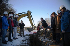 Subsecretario de Obras Públicas encabeza colocación de primera tubería para dotar de agua potable a más de 3 mil personas en sector periurbano de Punta Arenas