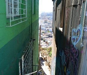 Ministerio de OOPP y Vivienda buscan recuperar las escaleras de Valparaíso