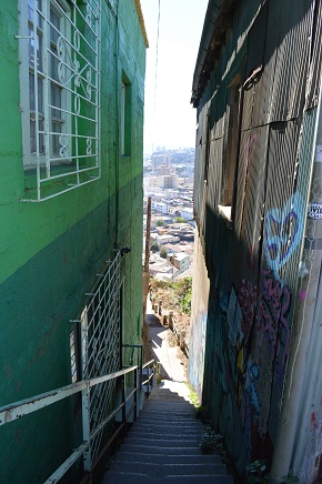 Ministerio de OOPP y Vivienda buscan recuperar las escaleras de Valparaíso