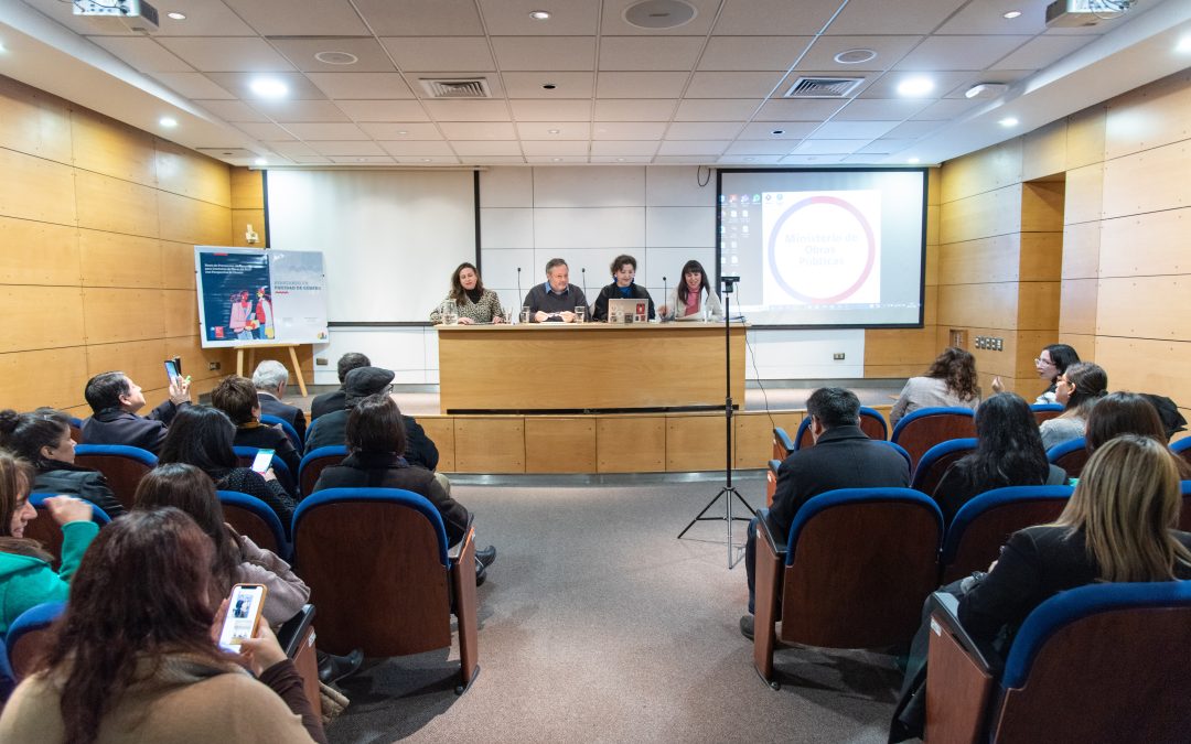 MOP lanza nuevas bases de prevención de riesgos con perspectiva de género en contratos de obras.