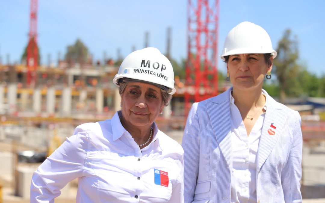 Ministras de Obras Públicas y Salud recorren las obras del nuevo Hospital Buin Paine que involucra una inversión de 120 millones de dólares.