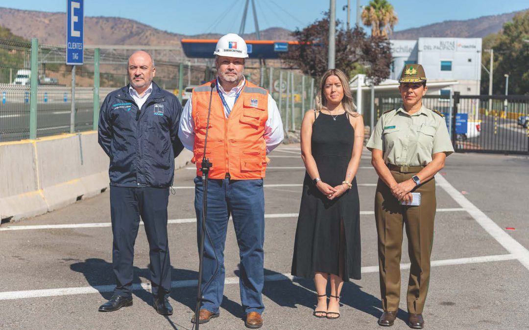 Autoridades monitorean masiva salida de vehículos de Santiago por Semana Santa.