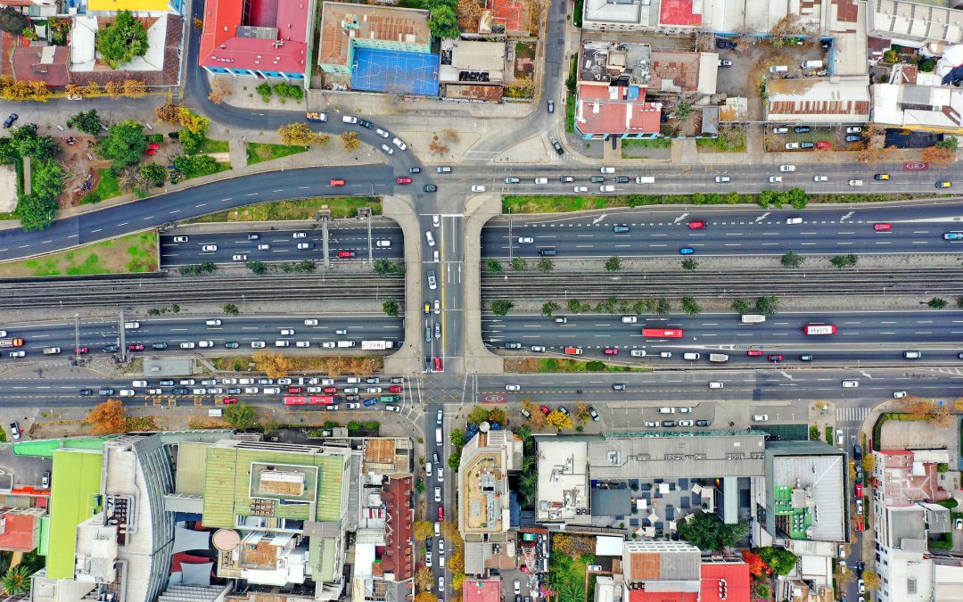 MOP anuncia proyecto de Parque Urbano sobre la Autopista Central de Santiago.